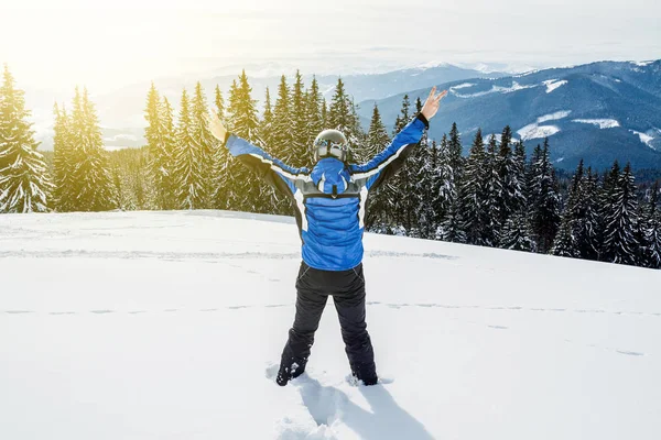 Kış spor uzakta arıyorum genç yakışıklı adam, büyük giyen yansıtılmış kar maskesi.