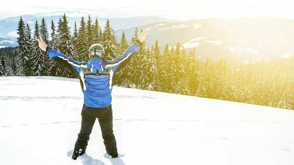 Kış spor uzakta arıyorum genç yakışıklı adam, büyük giyen yansıtılmış kar maskesi.