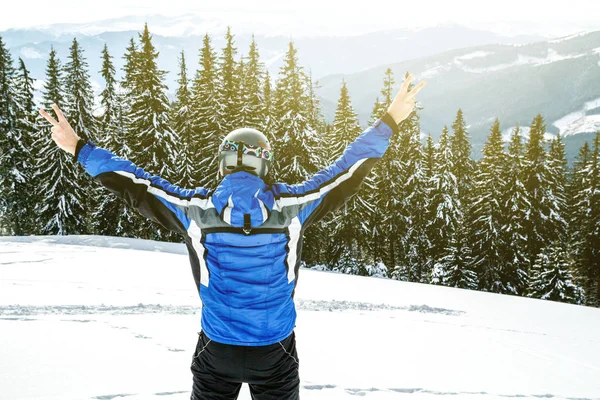 Kış spor uzakta arıyorum genç yakışıklı adam, büyük giyen yansıtılmış kar maskesi.