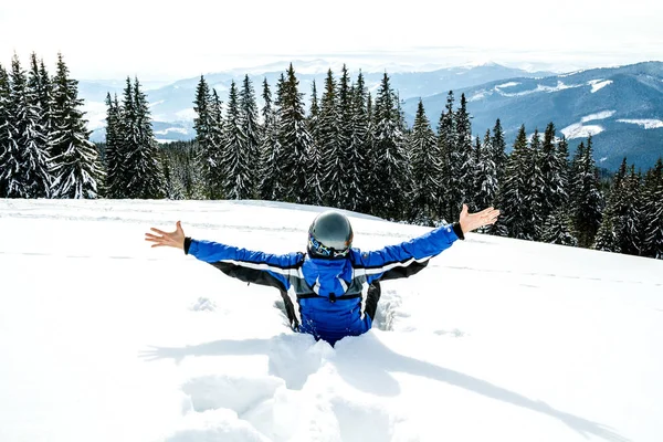 Bir dağın tepesinde kar kış spor giyim seyir uzakta, giyen büyük yansıtılmış Kayak mask.a adam mavi Kayak takım elbiseli Genç yakışıklı adam oturuyor