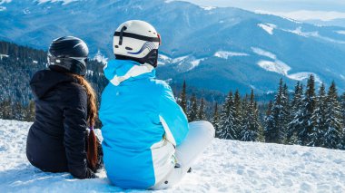 dağlar seyir kar üzerinde oturan iki kız.