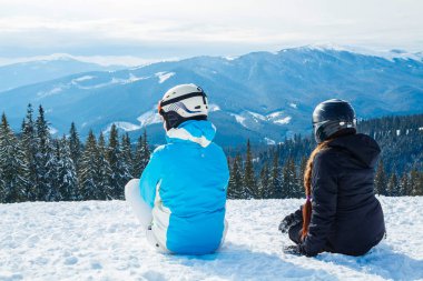 dağlar seyir kar üzerinde oturan iki kız.