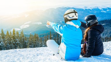 dağlar seyir kar üzerinde oturan iki kız.