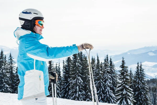 Kvinna Blå Kostym Hjälm Och Glasögon Står Med Skidor Toppen — Stockfoto