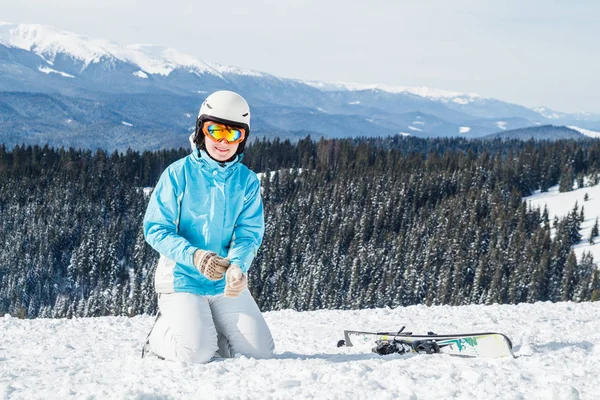 Donna Tuta Blu Casco Occhiali Siede Sulla Neve Vicino Agli — Foto Stock