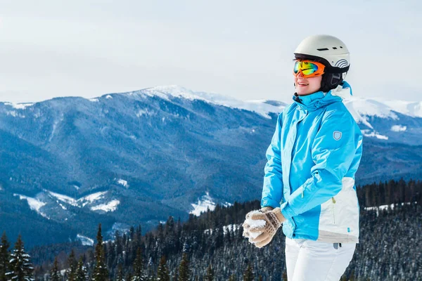 Mulher Esquiador Terno Branco Azul Topo Montanha Neve — Fotografia de Stock