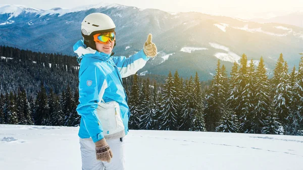 Mujer Esquiadora Traje Blanco Azul Cima Montaña Nieve — Foto de Stock