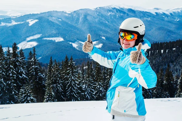 Karda Dağ Üstündeki Beyaz Mavi Elbiseli Kadın Kayakçı — Stok fotoğraf