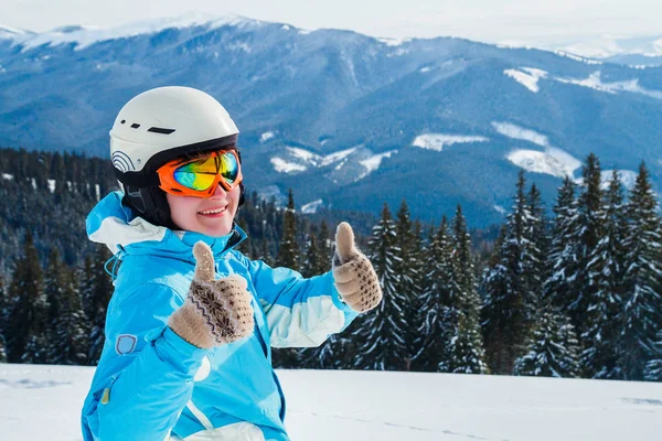 雪の山の頂上で白と青スーツの女性スキーヤー — ストック写真