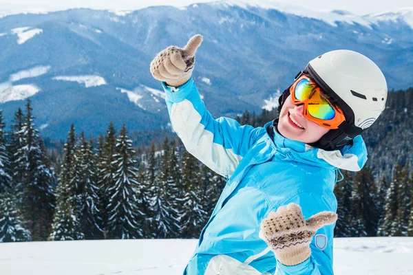 雪中山顶穿白色蓝色西装的女子滑雪者 — 图库照片