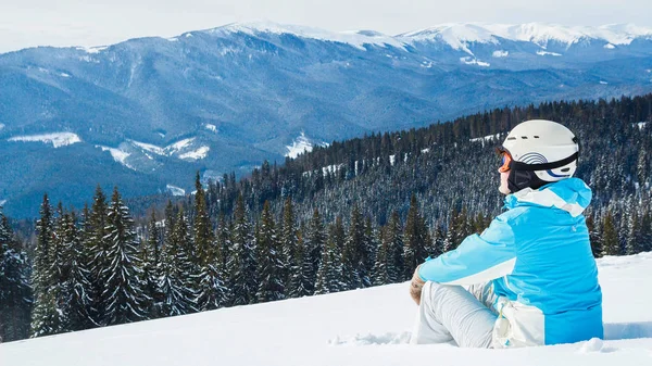Жінка Синьому Костюмі Шолом Окуляри Сидить Снігу Біля Лиж Вершині — стокове фото
