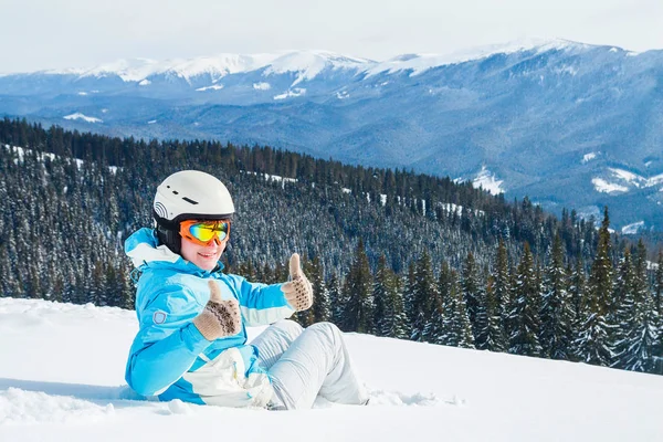 Donna Tuta Blu Casco Occhiali Siede Sulla Neve Vicino Agli — Foto Stock