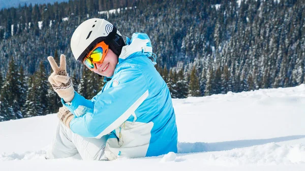 Donna Tuta Blu Casco Occhiali Siede Sulla Neve Vicino Agli — Foto Stock