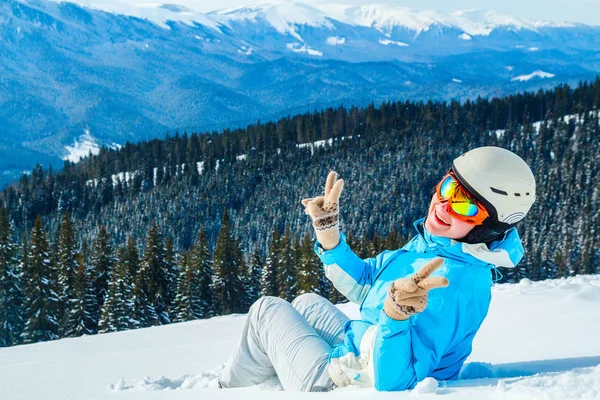 Mulher Terno Azul Capacete Óculos Senta Neve Perto Dos Esquis — Fotografia de Stock