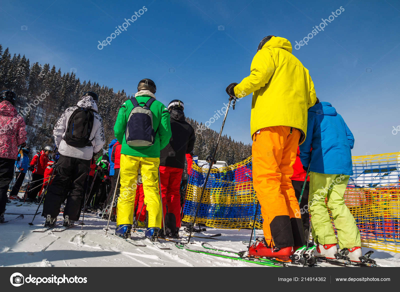 Unos Esquiadores Los Juegos Esqui Estan Parados Linea Cerca Del