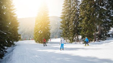 bir karlı yolda birkaç kayakçı. Dağlarda kış tatili. Dağ kayak beldesinde Karpatlar