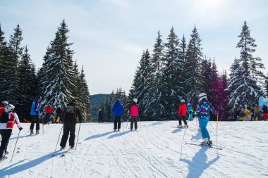 bir karlı yolda birkaç kayakçı. Dağlarda kış tatili. Dağ kayak beldesinde Karpatlar