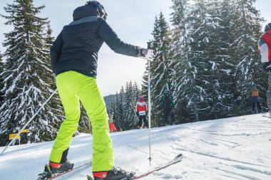 bir karlı yolda birkaç kayakçı. Dağlarda kış tatili. Dağ kayak beldesinde Karpatlar