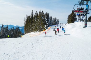 bir karlı yolda birkaç kayakçı. Dağlarda kış tatili. Dağ kayak beldesinde Karpatlar