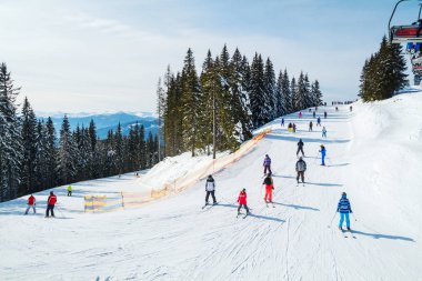 bir karlı yolda birkaç kayakçı. Dağlarda kış tatili. Dağ kayak beldesinde Karpatlar