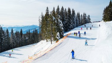 bir karlı yolda birkaç kayakçı. Dağlarda kış tatili. Dağ kayak beldesinde Karpatlar
