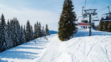 bir karlı yolda birkaç kayakçı. Dağlarda kış tatili. Dağ kayak beldesinde Karpatlar