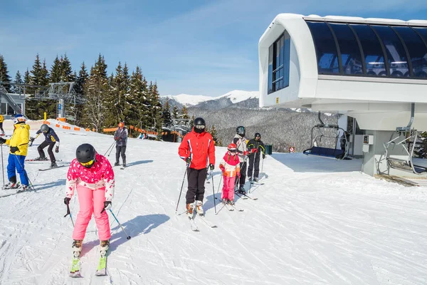 Verschillende Skiërs Een Besneeuwde Weg Wintervakantie Bergen Berg Skiën Resort — Stockfoto