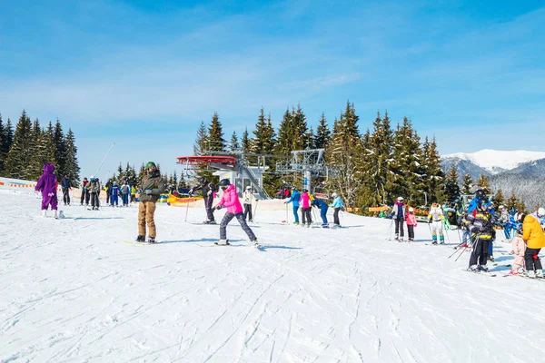 Flera Skidåkare Snöig Väg Sportlov Fjällen Mountain Ski Resort Karpaterna — Stockfoto