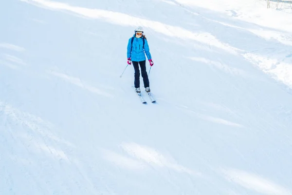 Diversi Sciatori Una Strada Innevata Vacanze Invernali Montagna Località Sciistica — Foto Stock