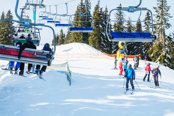 Mehrere Skifahrer Auf Einer Verschneiten Straße Winterurlaub Den Bergen Skigebiet — Stockfoto