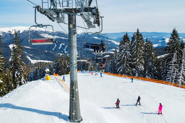 Diversi Sciatori Una Strada Innevata Vacanze Invernali Montagna Comprensorio Sciistico — Foto Stock