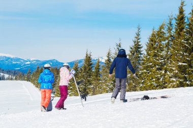 birkaç kayakçı dağın bekletin. Bir grup kişiye Kayak elbiseli selfie dağın zirvesinde yapar. Turistler eğleniyor kar üzerinde.