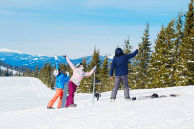 birkaç kayakçı dağın bekletin. Bir grup kişiye Kayak elbiseli selfie dağın zirvesinde yapar. Turistler eğleniyor kar üzerinde.