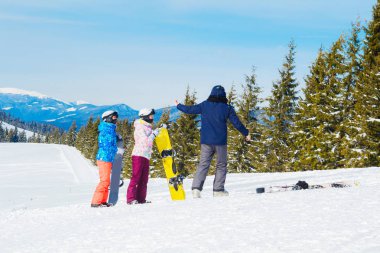 birkaç kayakçı dağın bekletin. Bir grup kişiye Kayak elbiseli selfie dağın zirvesinde yapar. Turistler eğleniyor kar üzerinde.