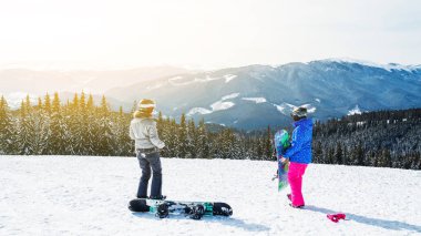 iki kadın kayak dağ selfie üstüne uygun. Kızlar snowboard ile kar üzerinde oturmak ve fotoğraflandı.