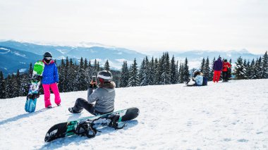 iki kadın kayak dağ selfie üstüne uygun. Kızlar snowboard ile kar üzerinde oturmak ve fotoğraflandı.