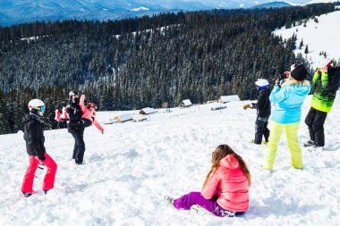 birkaç kayakçı dağın bekletin. Bir grup insan kar s üzerinde oturan Kayak elbiseli bir selfie yapar.