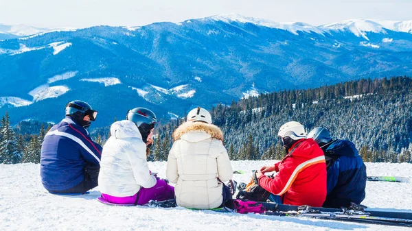 Birkaç Kayakçı Dağın Bekletin Bir Grup Insan Kar Üzerinde Oturan — Stok fotoğraf