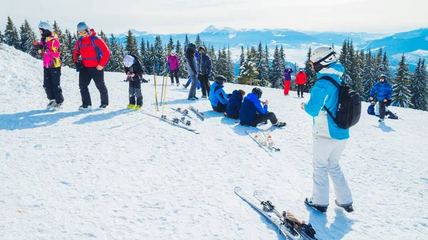 birkaç kayakçı dağın bekletin. Bir grup insan kar s üzerinde oturan Kayak elbiseli bir selfie yapar.