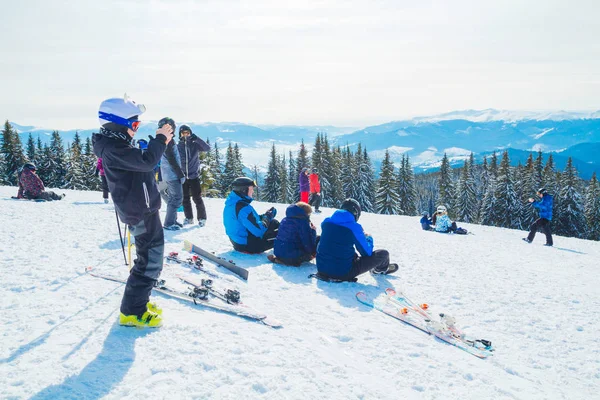 Plusieurs Skieurs Reposent Sur Sommet Montagne Groupe Personnes Combinaison Ski — Photo