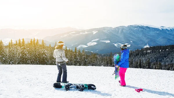 iki kadın kayak dağ selfie üstüne uygun. Kızlar snowboard ile kar üzerinde oturmak ve fotoğraflandı.