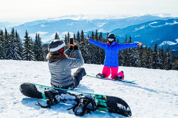 Дві Жінки Лижні Костюми Вершині Гори Selfie Дівчата Сноуборди Сидіти — стокове фото
