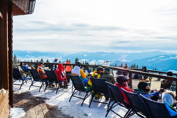 Лыжники Сидят Стульях Возле Ресторана Вершине Горы Люди Лыжных Костюмах — стоковое фото