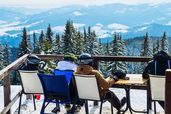 Лыжники Сидят Стульях Возле Ресторана Вершине Горы Люди Лыжных Костюмах — стоковое фото