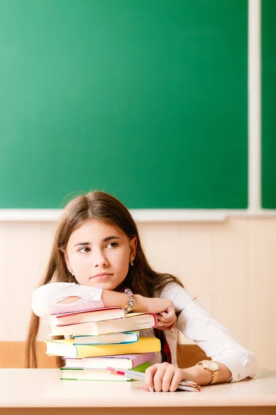 Écolière Uniforme Scolaire Assise Son Bureau Avec Des Livres Des — Photo