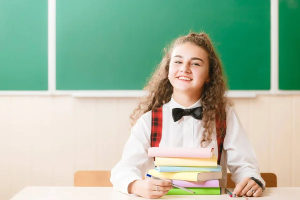 Scolaretta Uniforme Scolastica Seduta Alla Scrivania Con Libri Matite Sullo — Foto Stock