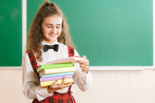 Bella Ragazza Della Scuola Uniforme Scolastica Piedi Con Libri Mano — Foto Stock