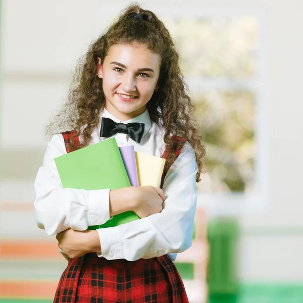 Joyeuse Écolière Uniforme Scolaire Debout Dans Couloir Avec Des Livres — Photo