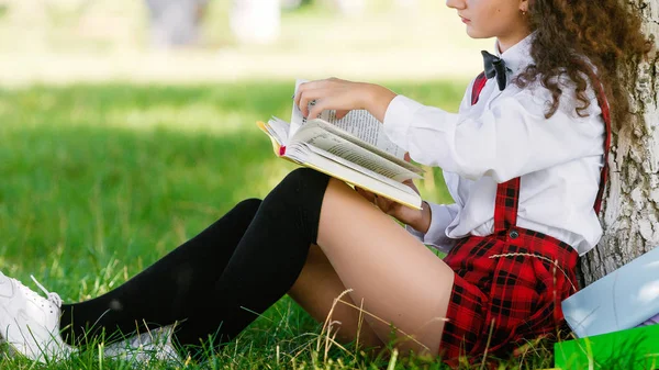 Молода Школярка Шкільній Формі Сидить Траві Під Деревом Книгами — стокове фото
