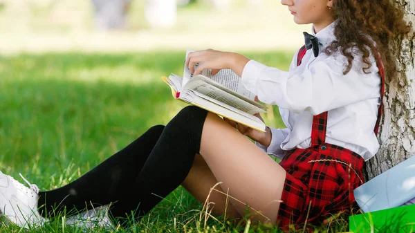 Jeune Écolière Uniforme Scolaire Assise Sur Herbe Sous Arbre Avec — Photo